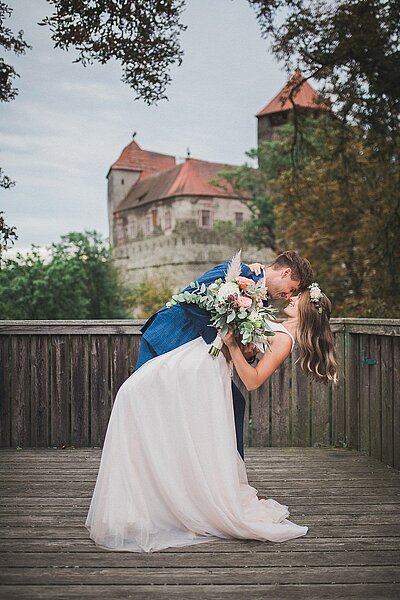 Bridal couple at the photo shoot at Schlaining Castle.
