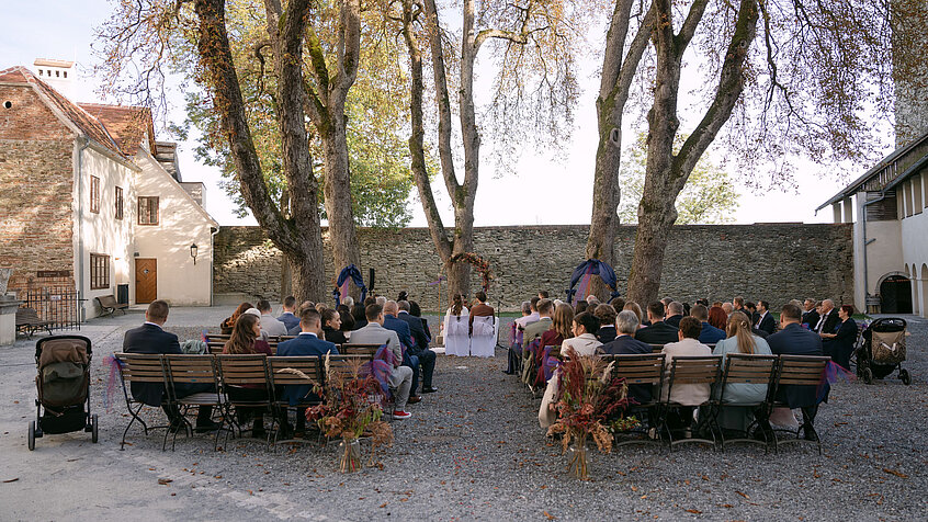 Autumn Wedding in the Castle Courtyard (c) Melanie and Markus Photo & Film.