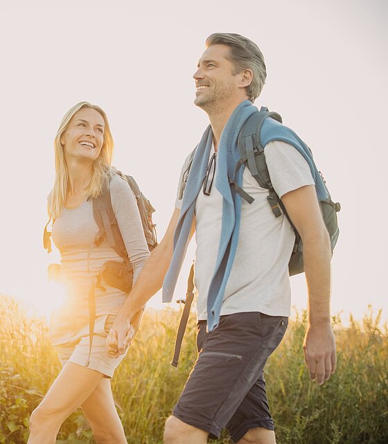 Couple hiking in the sunset (c) Bad Tatzmannsdorf Tourismus - K. Schrotter Photograph.