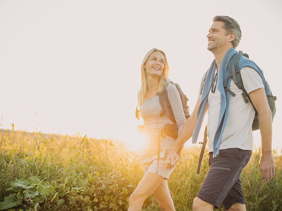 Couple hiking in the sunset (c) Bad Tatzmannsdorf Tourismus - K. Schrotter Photograph.