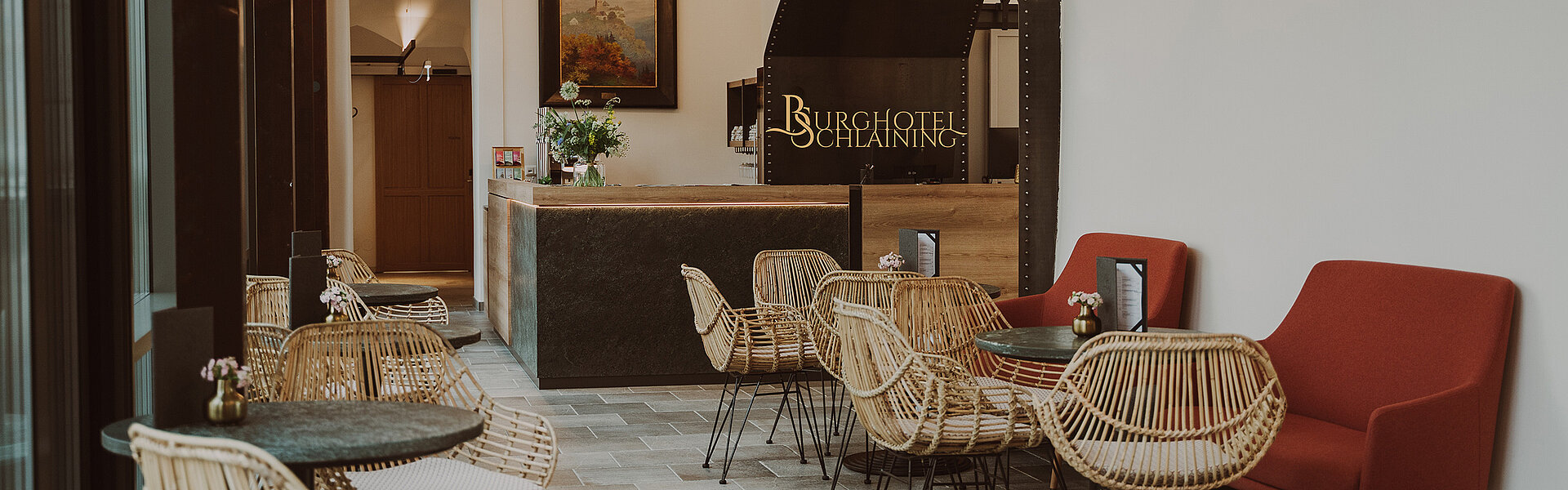 Reception with lobby at Burghotel Schlaining.