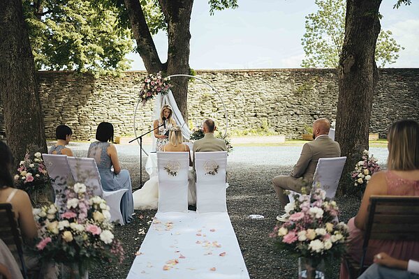 Wedding ceremony in the castle courtyard (c) Photo by Fraller 