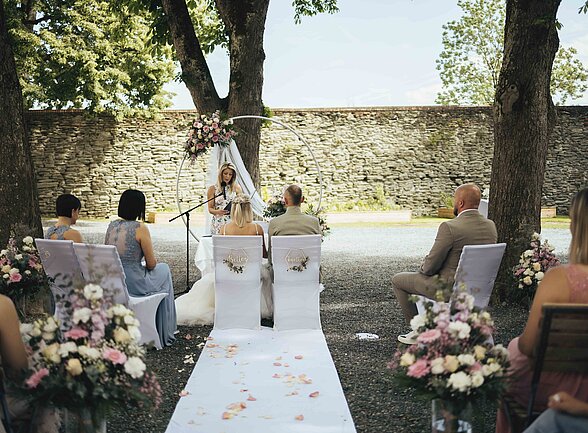 Wedding ceremony in the castle courtyard (c) Photo by Fraller 