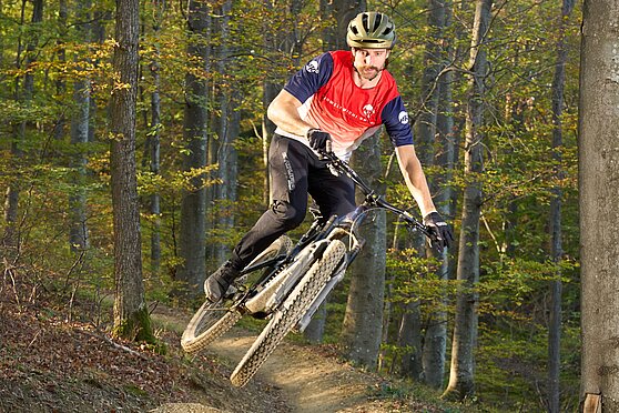Jump over a ski jump on the Burgenland Trails (c) Burgenland Tourismus | MotionManager - Hackl.