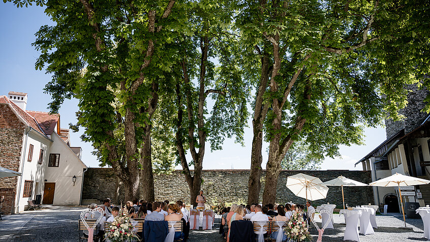 An emotional wedding ceremony in the courtyard (c) Sarah Braun.