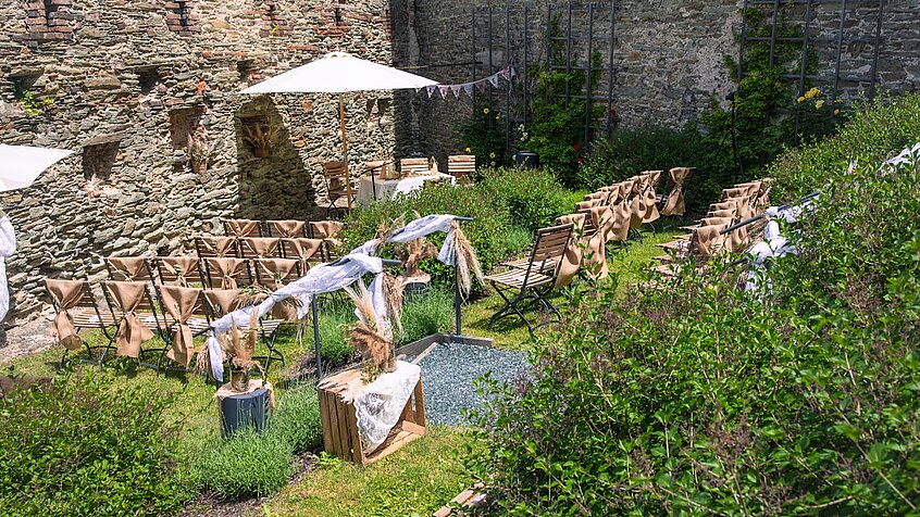 An intimate wedding ceremony in the Clusius Garden (c) Max Werdenigg.
