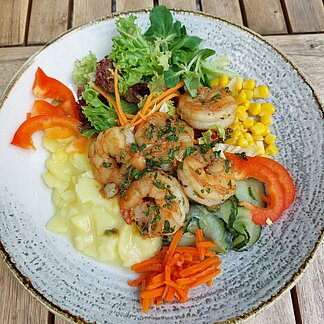 Salad with prawns on the terrace of the boutique restaurant das Kranich.