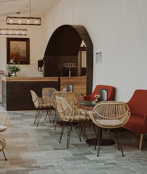 Reception with lobby & bar at Burghotel Schlaining.