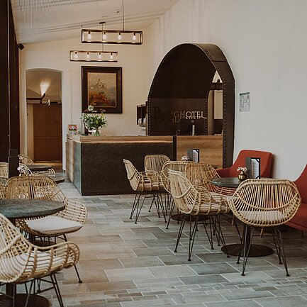 Reception with lobby & bar at Burghotel Schlaining.
