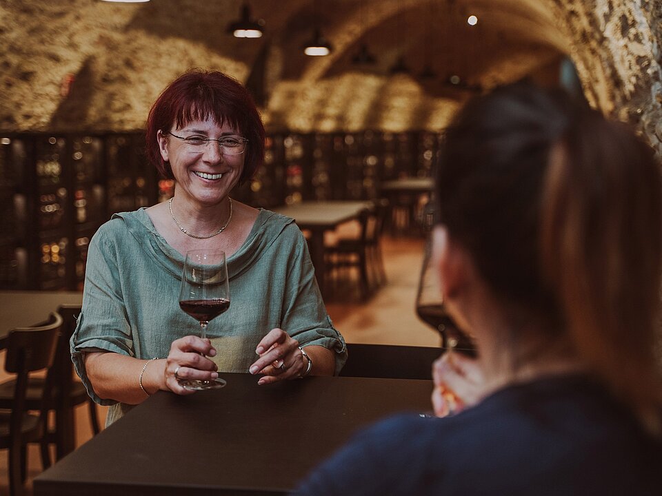 Vinotheque manager Sylvia with customers in the Vinothek Burgenland wine tasting room.