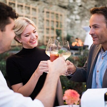 Seminar guests chat over a glass of wine at the Schlaining seminar hotel.