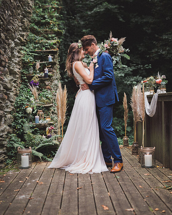 Bridal couple saying "I do".