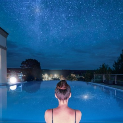 Woman from behind in the pool (c)AVITA Resort.