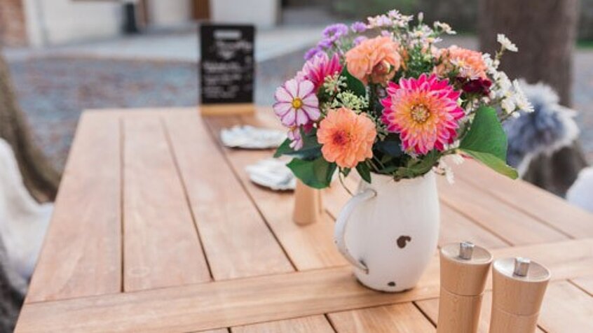 Flowers on a table at the Schlaining seminar hotel.