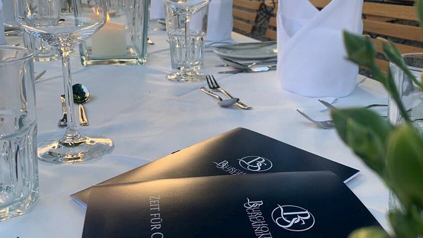 Menu on a laid table in the inner courtyard of Schlaining Castle.