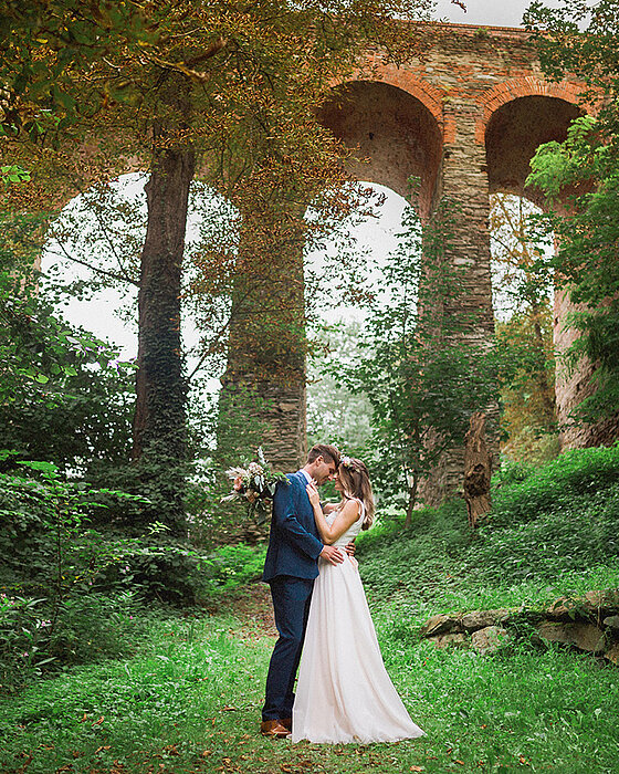 Bride and groom in front of the castle bridge