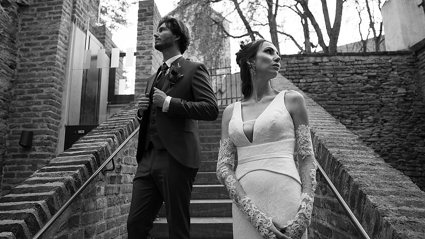 Iris and Andreas in the courtyard of Schlaining Castle (c) Melanie and Markus Photo & Film.