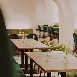 Tables in the restaurant of Burghotel Schlaining.