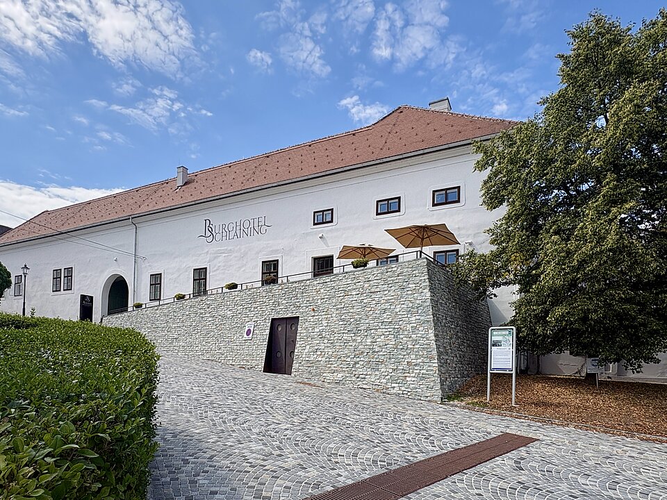 Exterior view of Burghotel Schlaining (c) Roswitha Riedl.