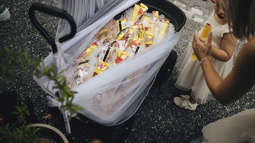 Ice cream for the young guests at the agape in the courtyard (c) Photo by Fraller.