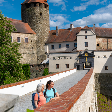 Hikers on the bridge in front of Schlaining Castle (c) Burgenland Tourism MFilm