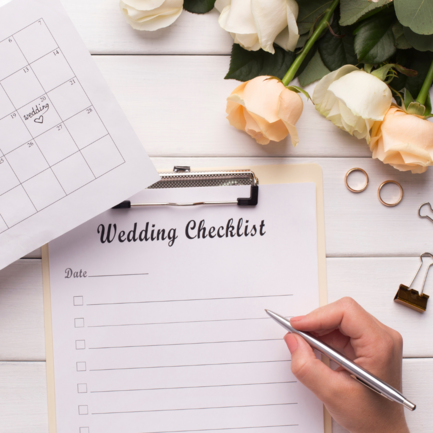 Checklist for the wedding preparations with roses at the edge of the picture. 