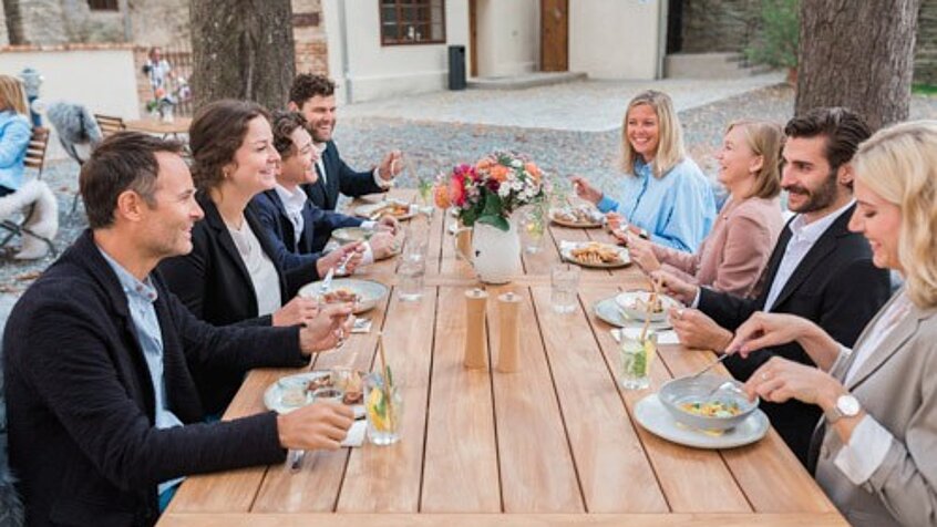Seminar guests eating outdoors at the Schlaining seminar hotel.