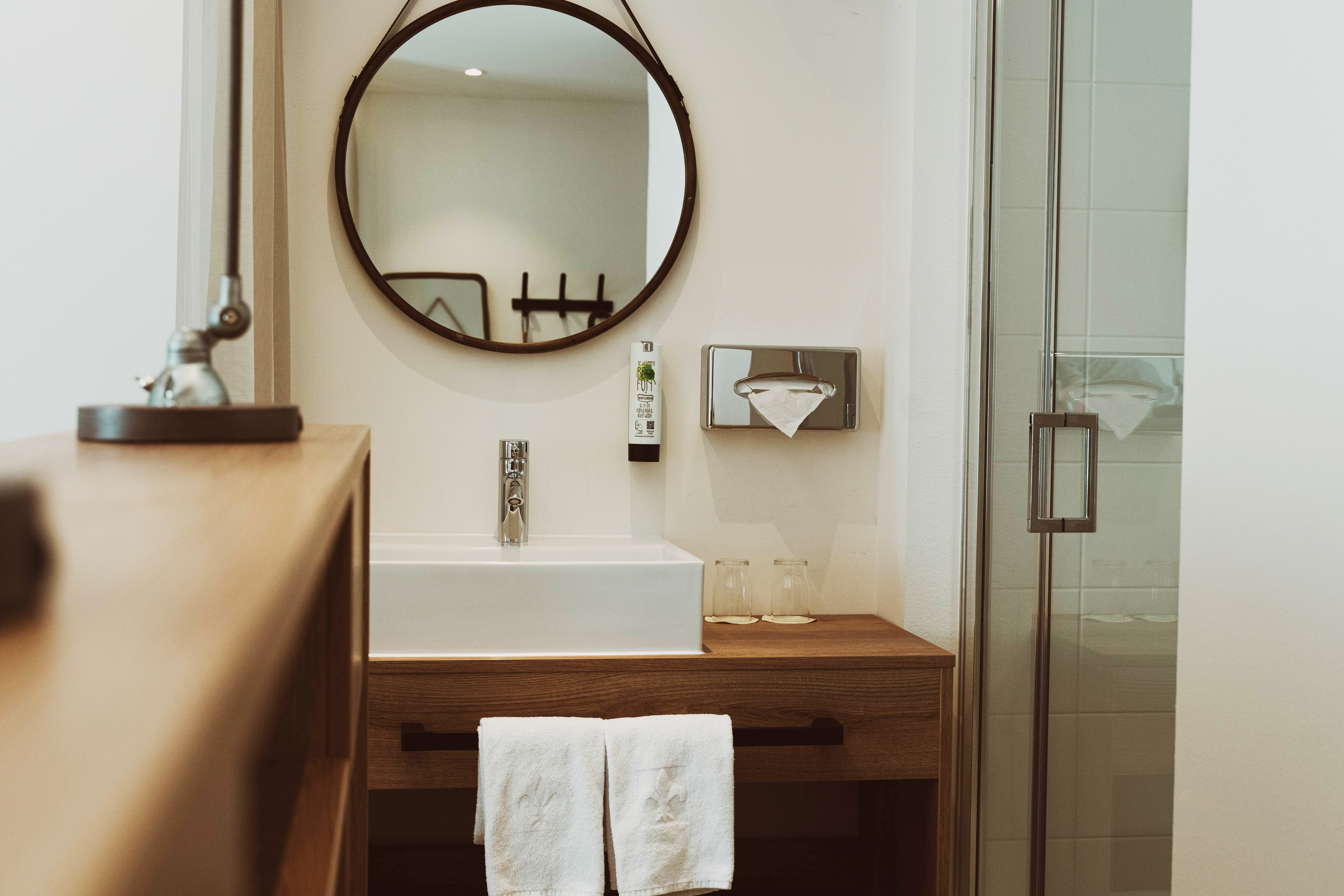 Superior bathroom at Burghotel Schlaining 