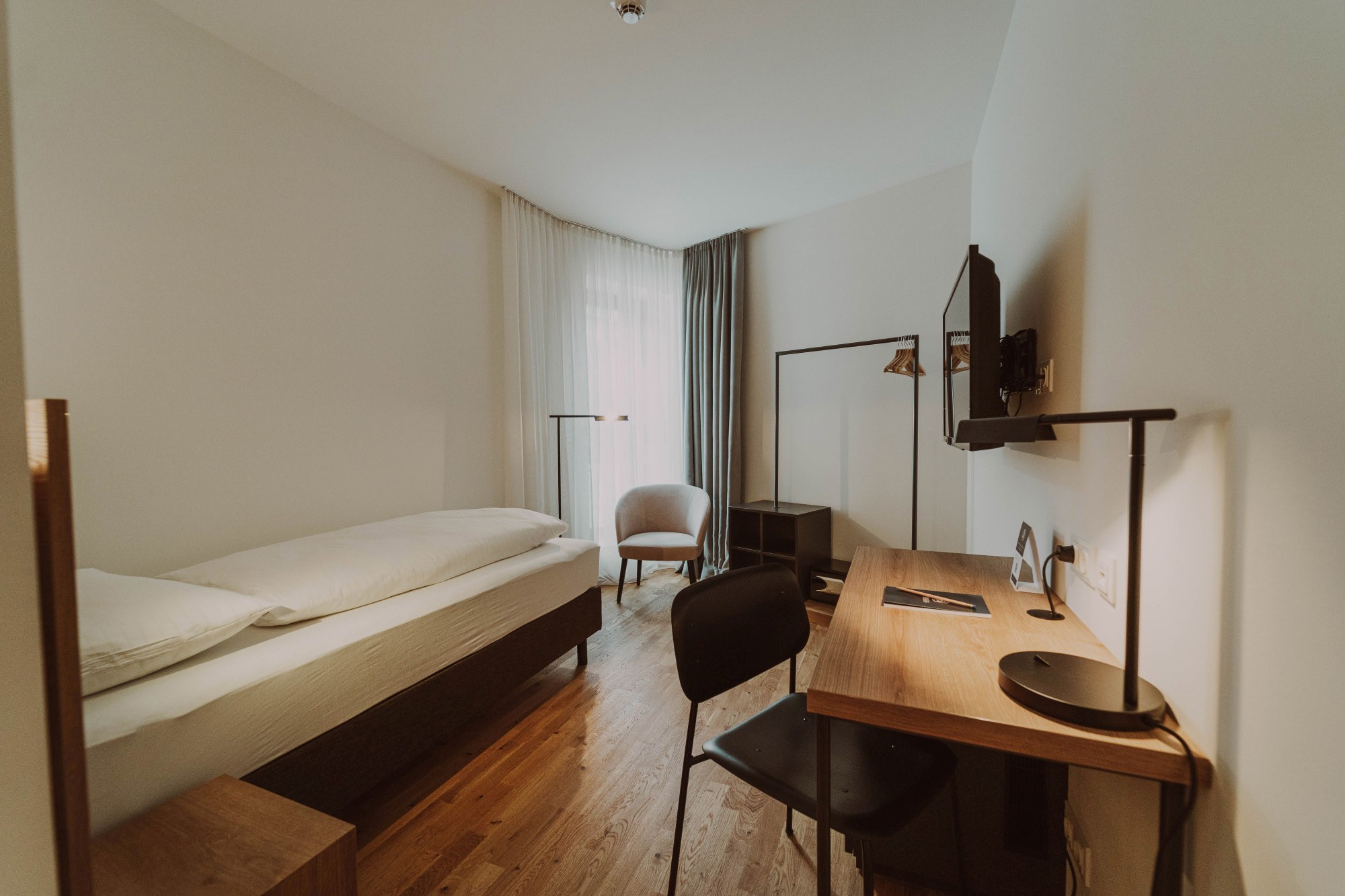 Standard single room with desk at Burghotel Schlaining.